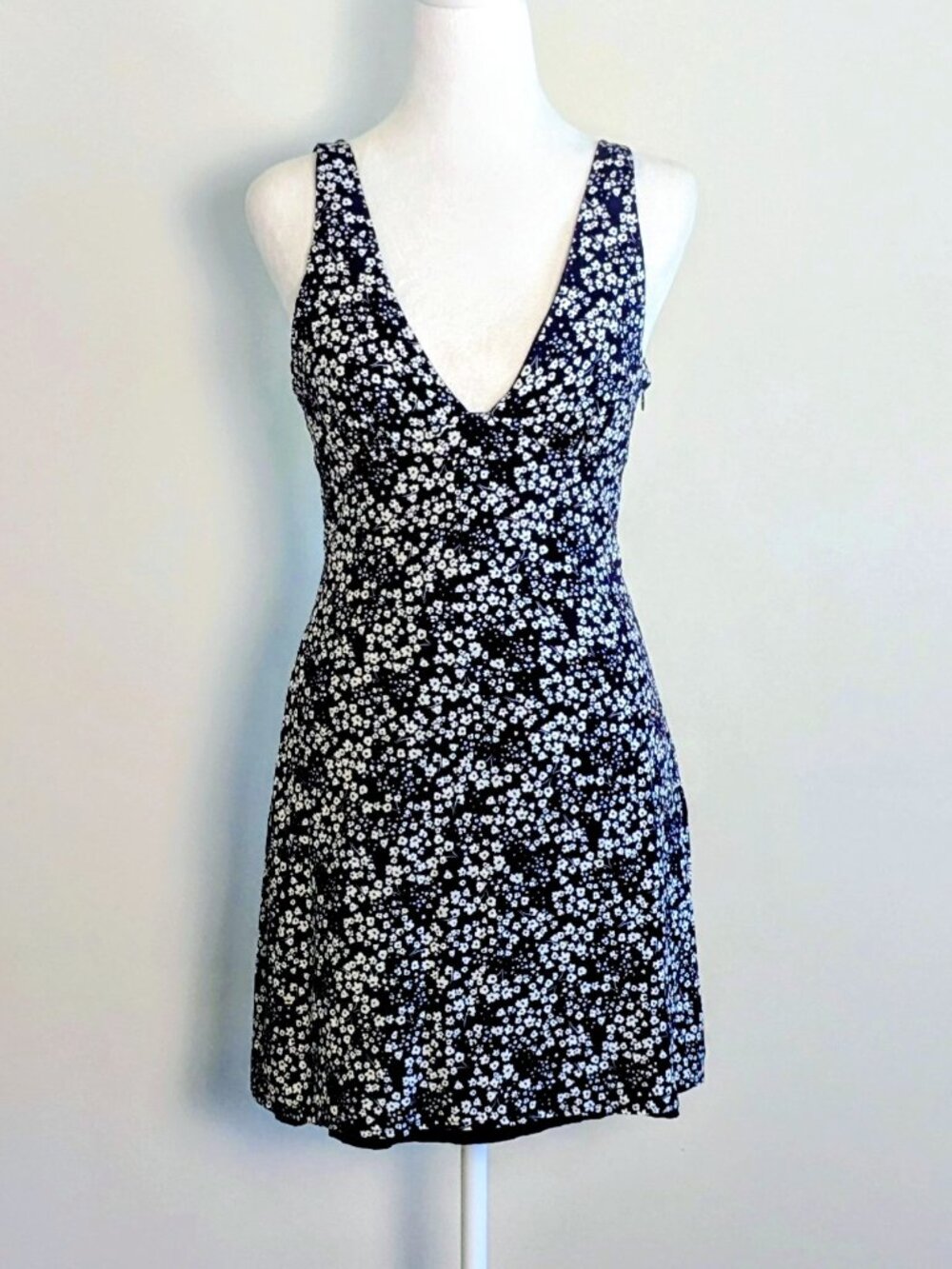 WHITE FOX Women's Sleeveless Mini Dress Size M Navy with White Floral Print